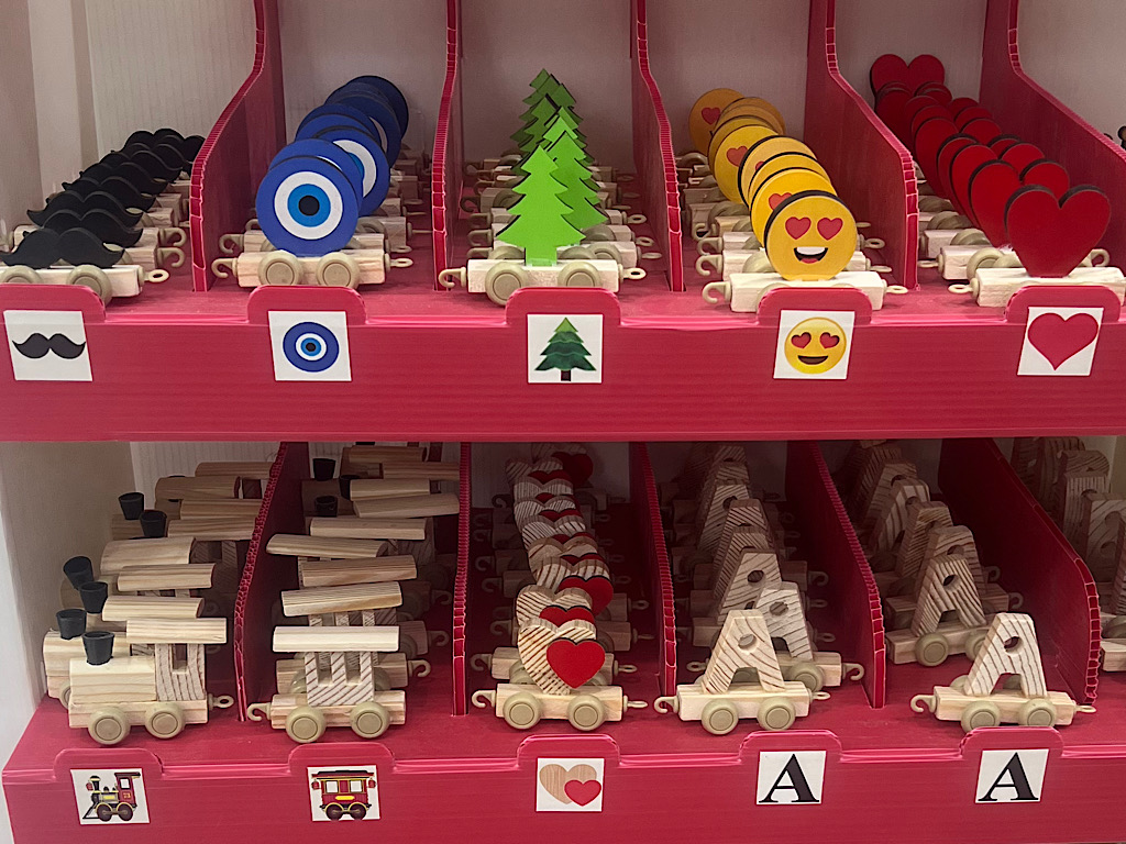 استند اسم قطار با حروف چوبی