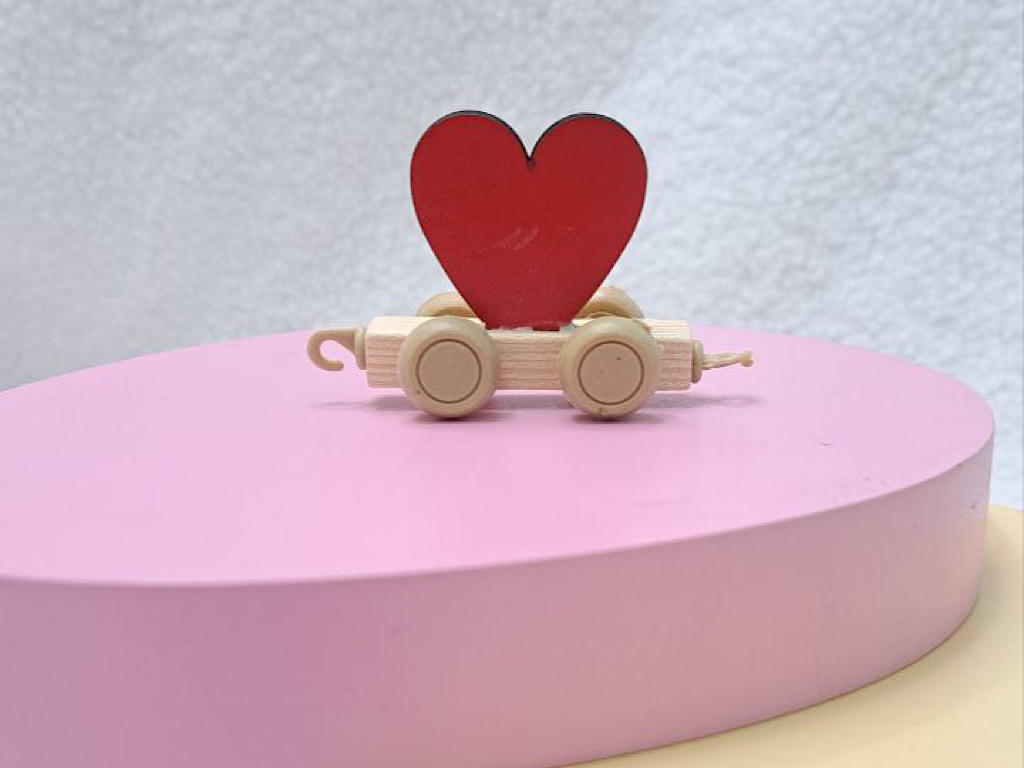 استند اسم قطار با حروف چوبی