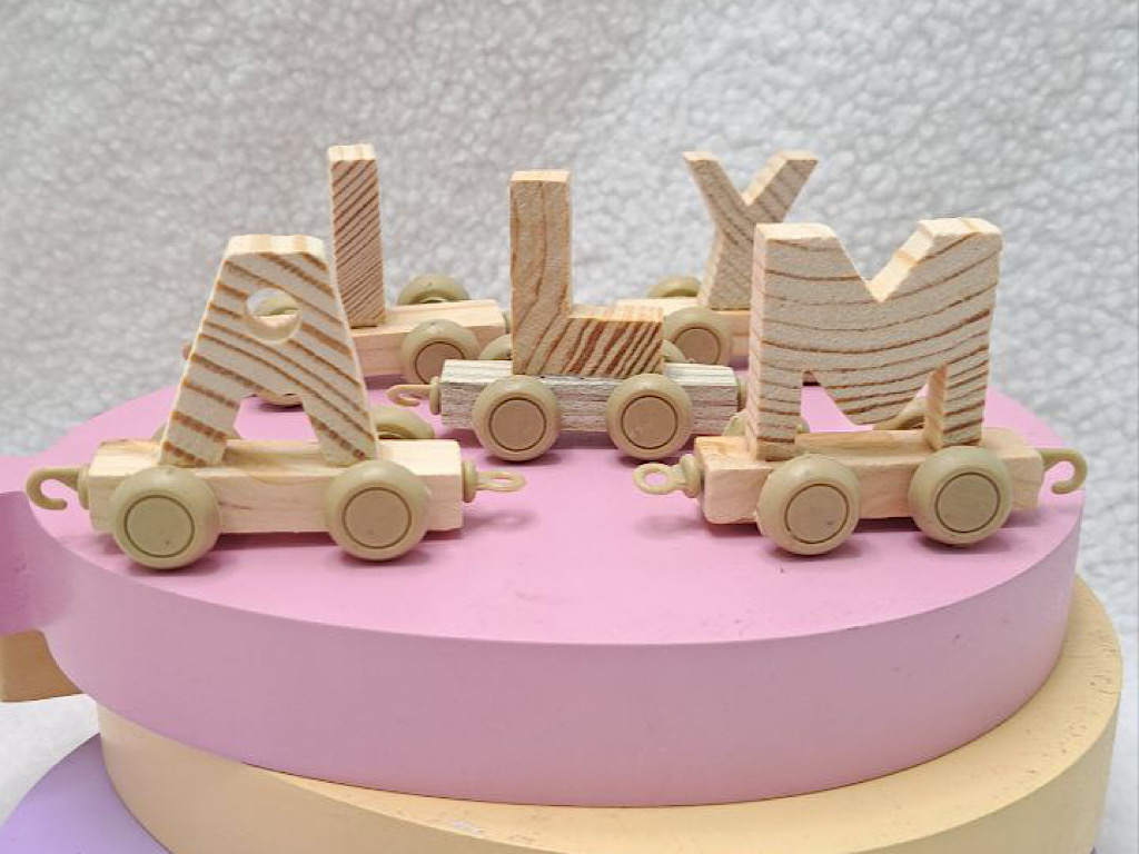 استند اسم قطار با حروف چوبی