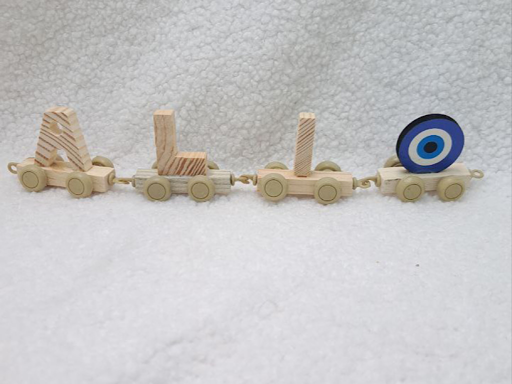 استند اسم قطار با حروف چوبی