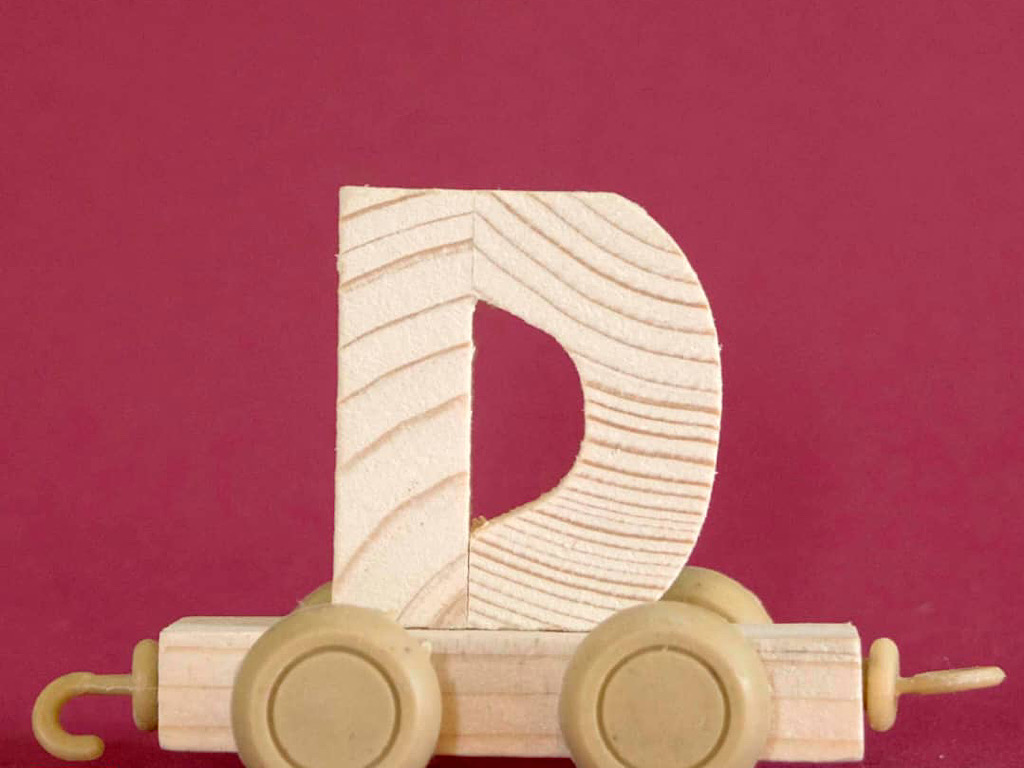 استند اسم قطار با حروف چوبی