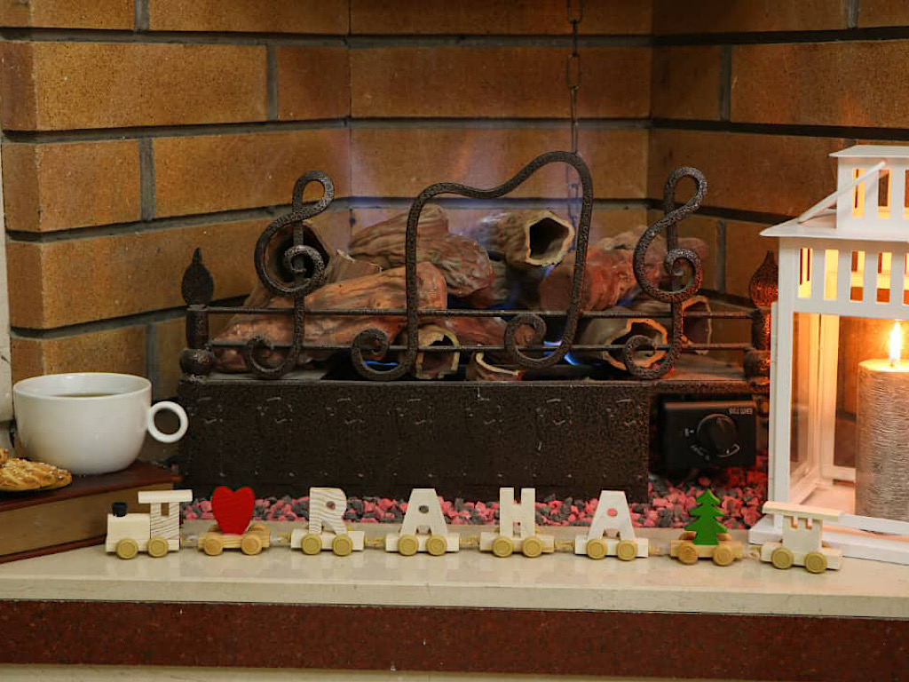 استند اسم قطار با حروف چوبی