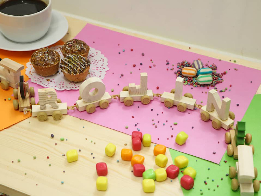 استند اسم قطار با حروف چوبی