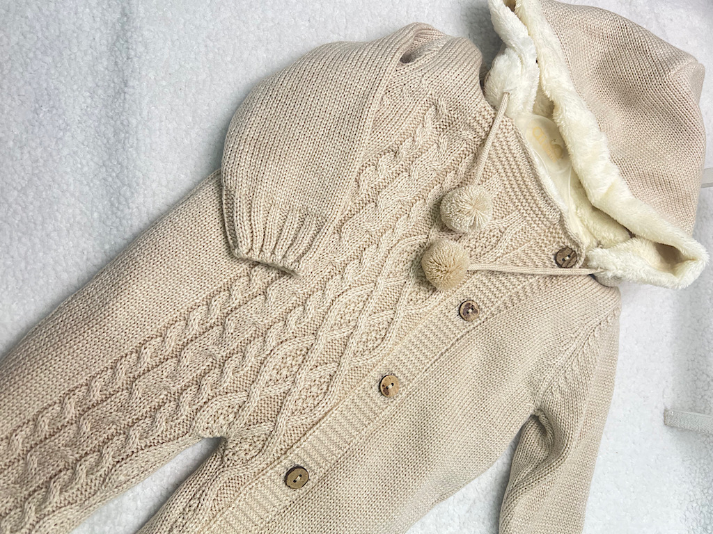 سرهمی بافت توکرکی نوزادی با کلاه خزدار نسکافه ای روشن Aldiana