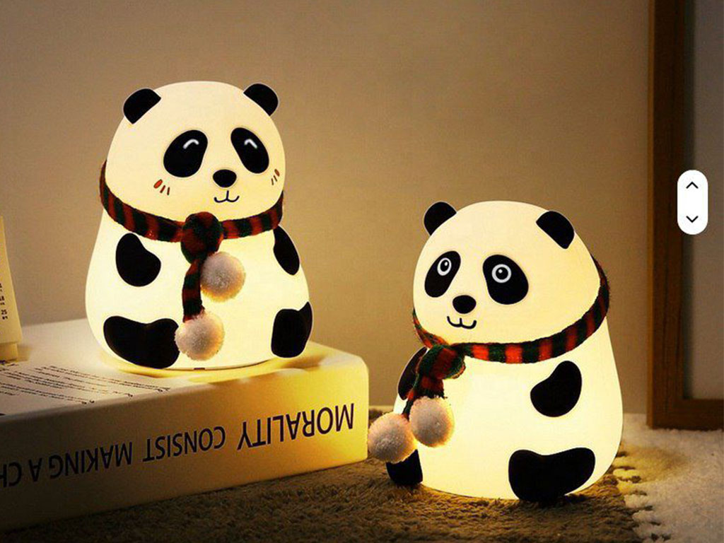 چراغ خواب سیلیکونی شارژی مدل ضربه ای طرح خرس پاندا به همراه شالگردن