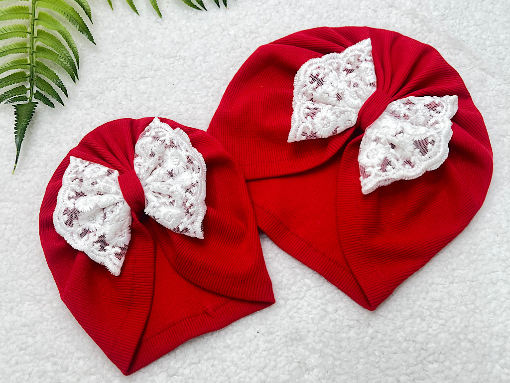 توربان با پاپیون دانتل قرمز رنگ