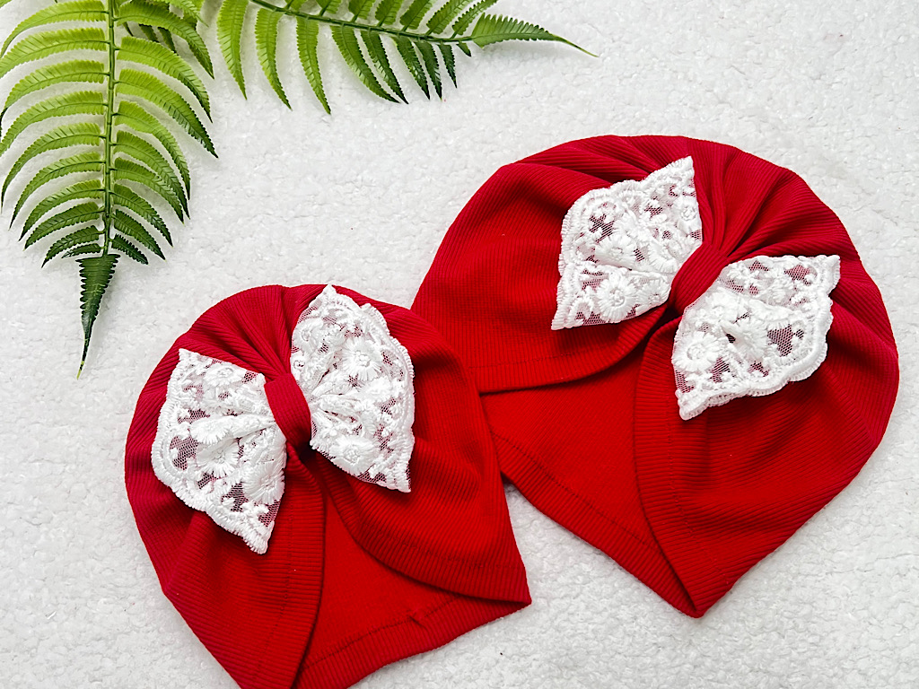 توربان با پاپیون دانتل قرمز رنگ