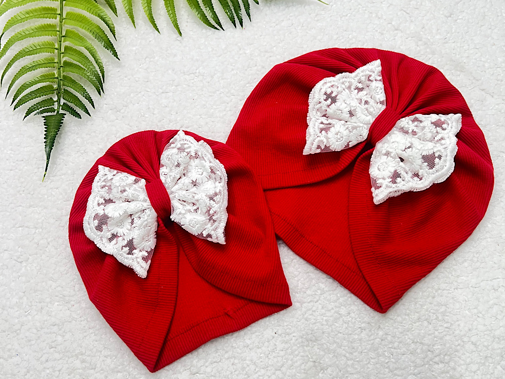 توربان با پاپیون دانتل قرمز رنگ