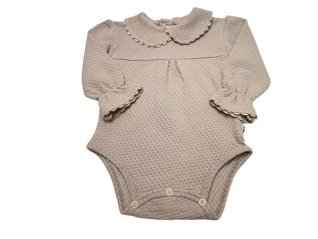 بادی آستین بلند نوزادی دخترانه رنگ نسکافه ای   یقه BB