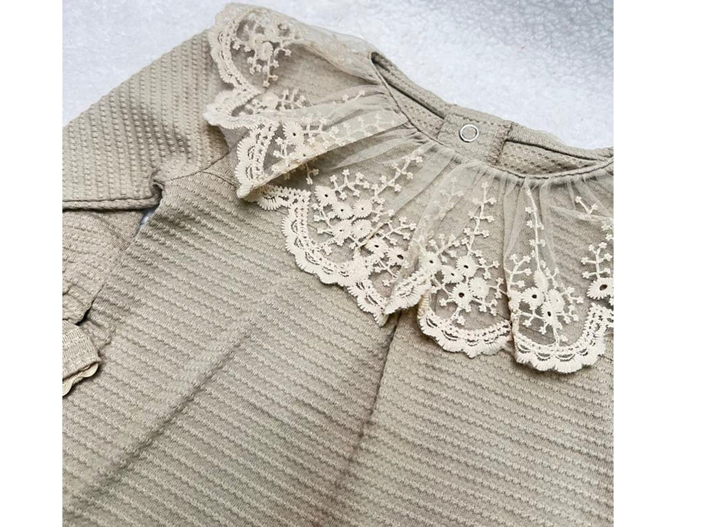 بادی آستین بلند نوزادی دخترانه رنگ نسکافه ای   یقه توری