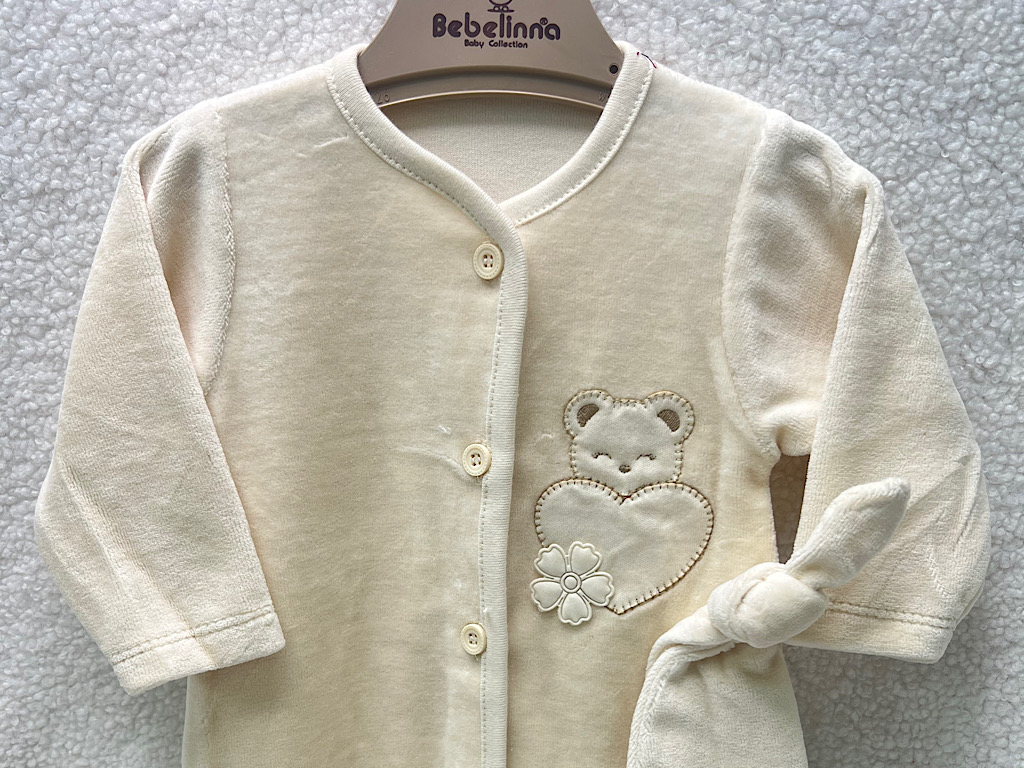 سرهمی جورابدار با کلاه نوزادی طرح تدی و قلب بب لینا BEBELINNA