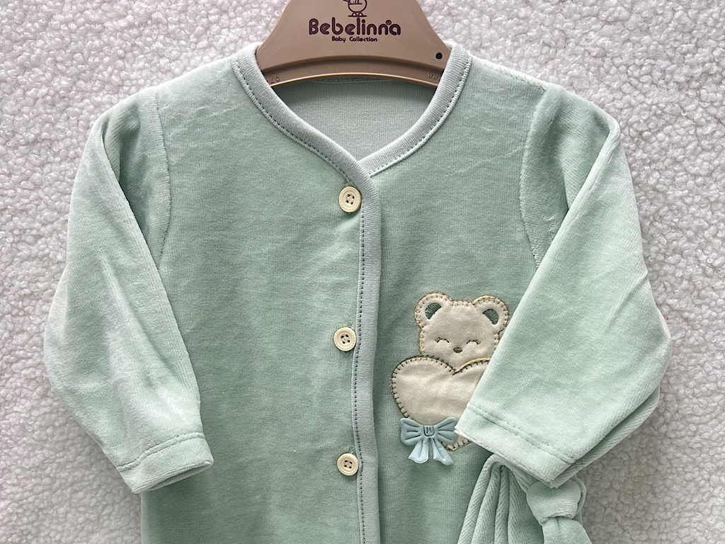 سرهمی جورابدار با کلاه نوزادی طرح تدی و قلب بب لینا BEBELINNA