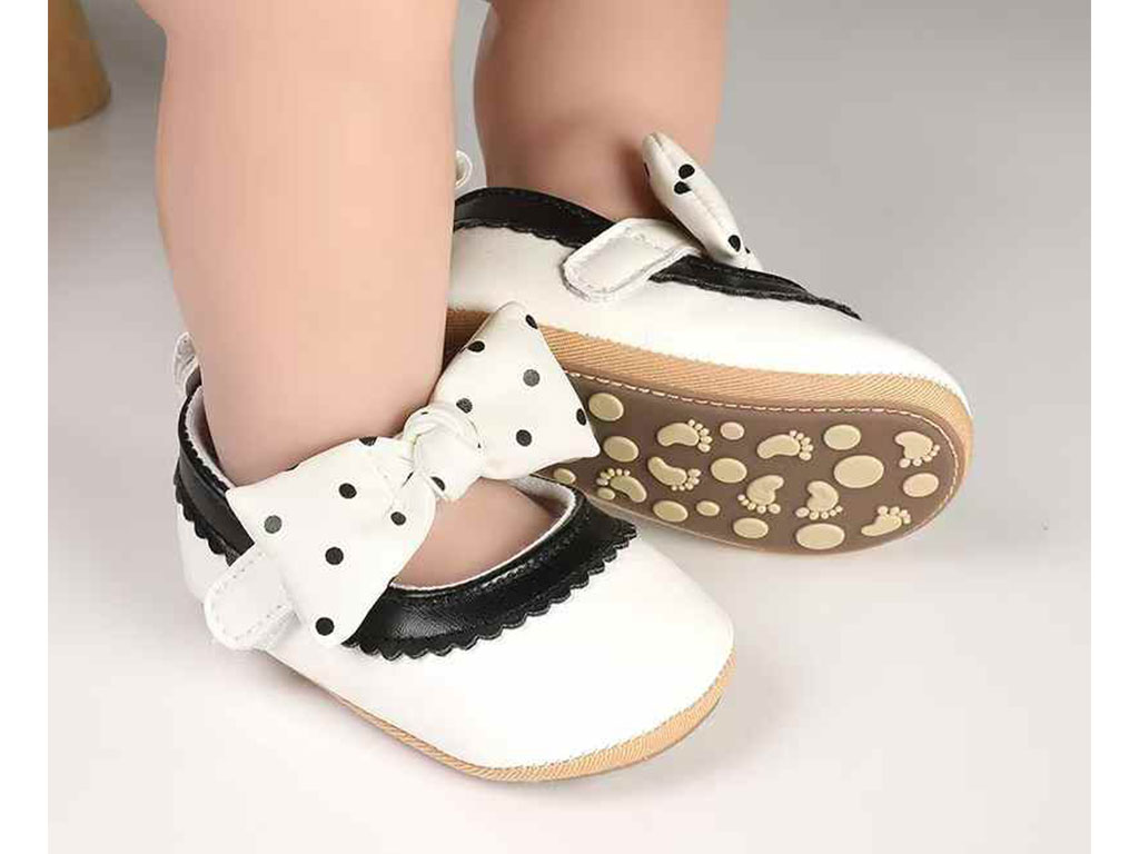 پاپوش سفید رنگ استپ دار نوزادی دخترانه طرح پاپیون چین دار مشکی