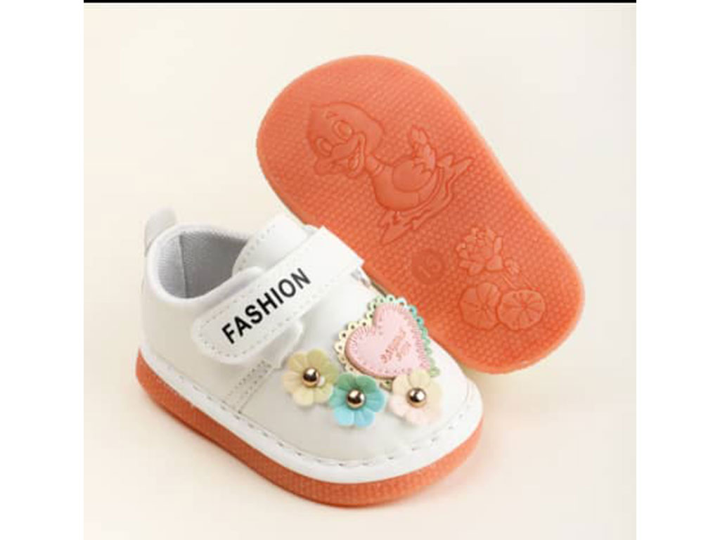 کفش سوتی دخترانه نوزادی رنگ شیری طرح قلب و گل