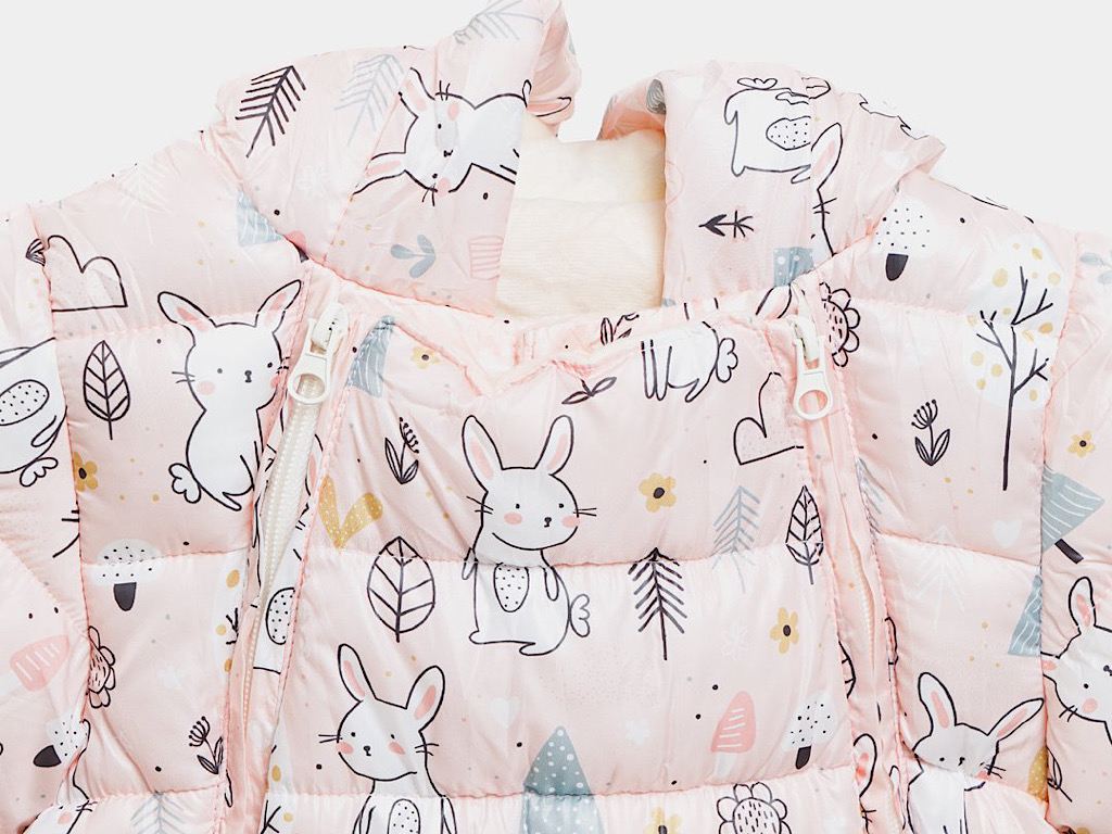 کاپشن سرهمی لاینردار و کلاه دار نوزادی گلبهی رنگ طرح خرگوش