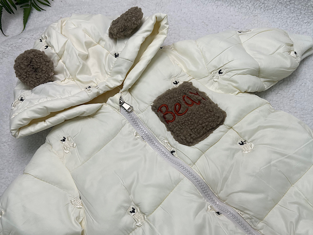 کاپشن سرهمی لاینردار و کلاه دار نوزادی شیری رنگ با طرح گلدوزی