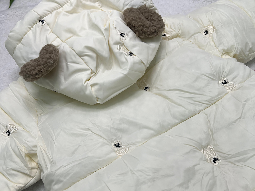 کاپشن سرهمی لاینردار و کلاه دار نوزادی شیری رنگ با طرح گلدوزی