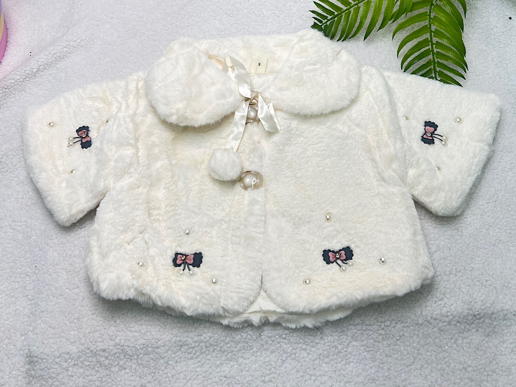 کاپشن طرح شنل با کلاه و کیف شیری رنگ  M.M.D