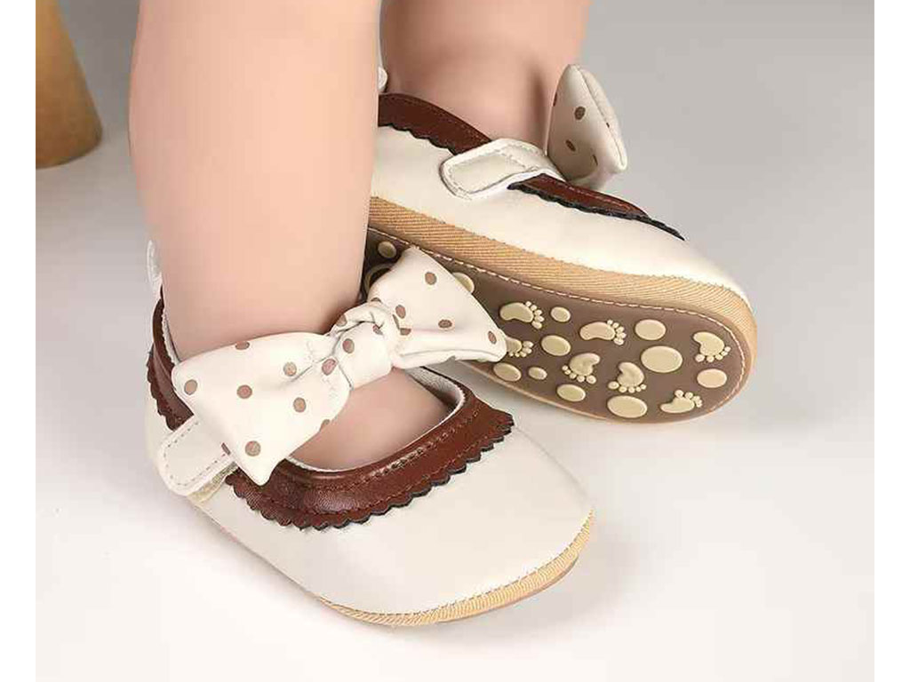 پاپوش سفید رنگ استپ دار نوزادی دخترانه طرح پاپیون چین دار قهوه ای