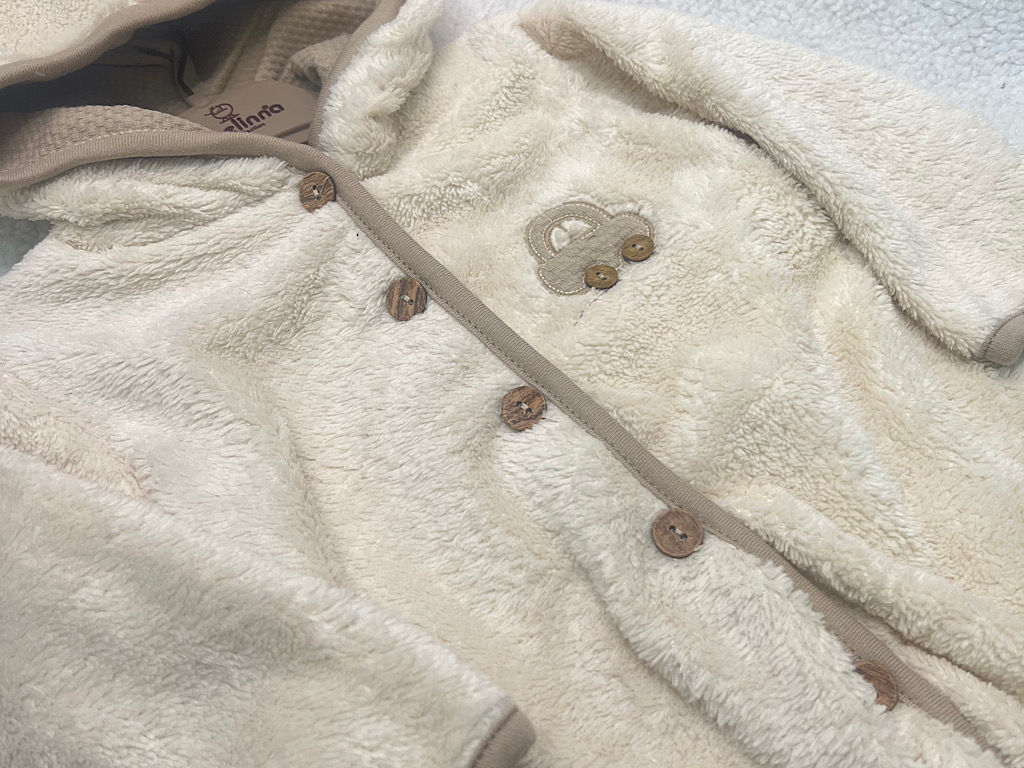 سرهمی کلاهدار و جورابدار نوزادی پولیشی ب ب لینا   BEBELINNA