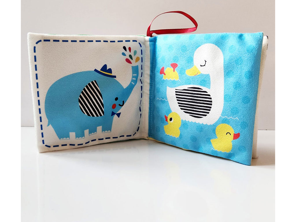 کتاب پارچه ای دنیا چقدر قشنگه رنگی سوت دار نوزادی انتشارات ماه کوچولو