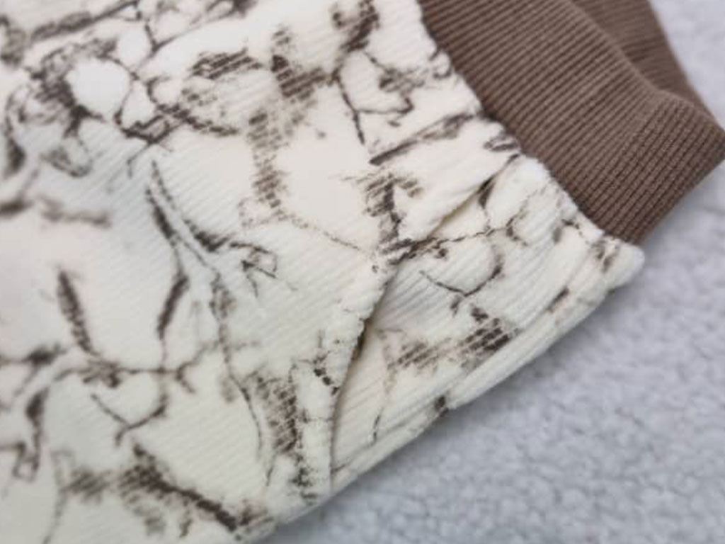 ست بلوز و شلوار مخمل  شیری  طرح ابرو بادی نسکافه ای نیوبرن