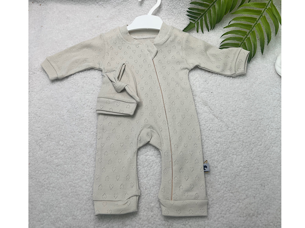 سرهمی نوزادی  زیپ و کلاه دار طرح قلب سوزنی رنگ استخوانی   کارامل caramell