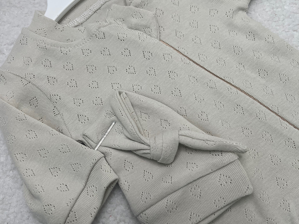 سرهمی نوزادی  زیپ و کلاه دار طرح قلب سوزنی رنگ استخوانی   کارامل caramell