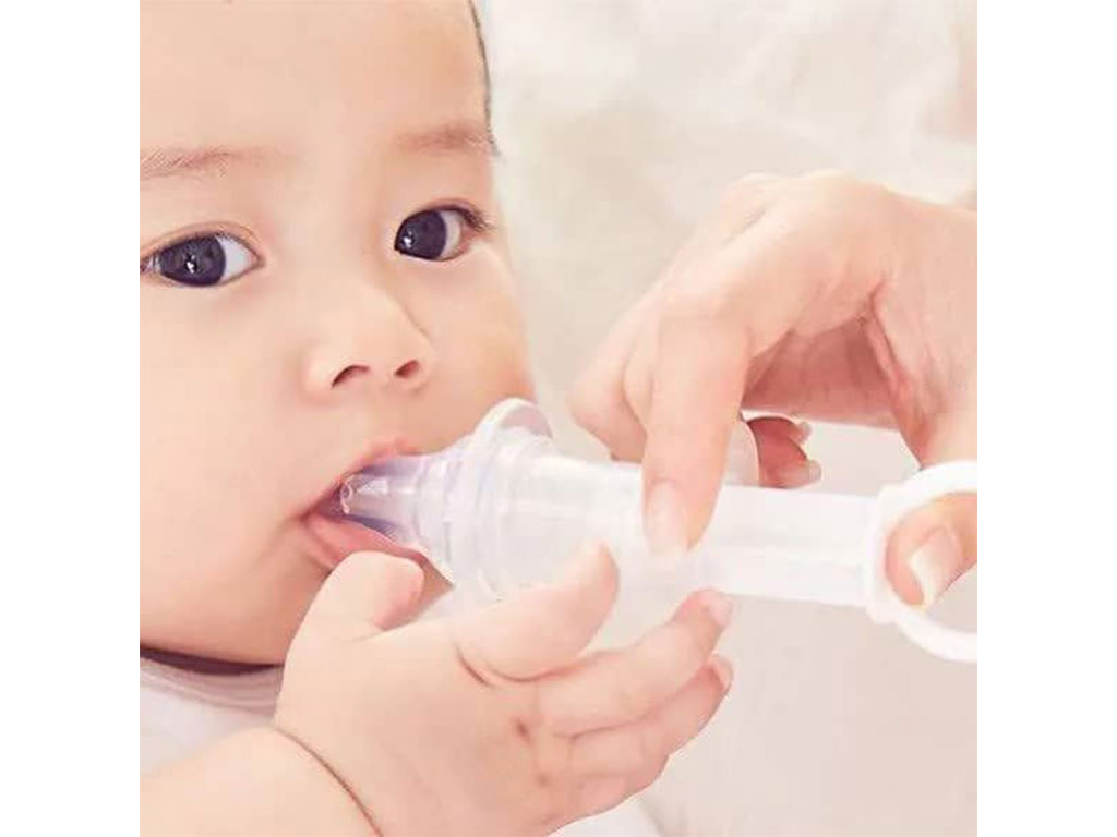 داروخوری نوزادی طرح سرنگ پایه دار به همراه قاشق و قطره چکان چیکو CHICCO