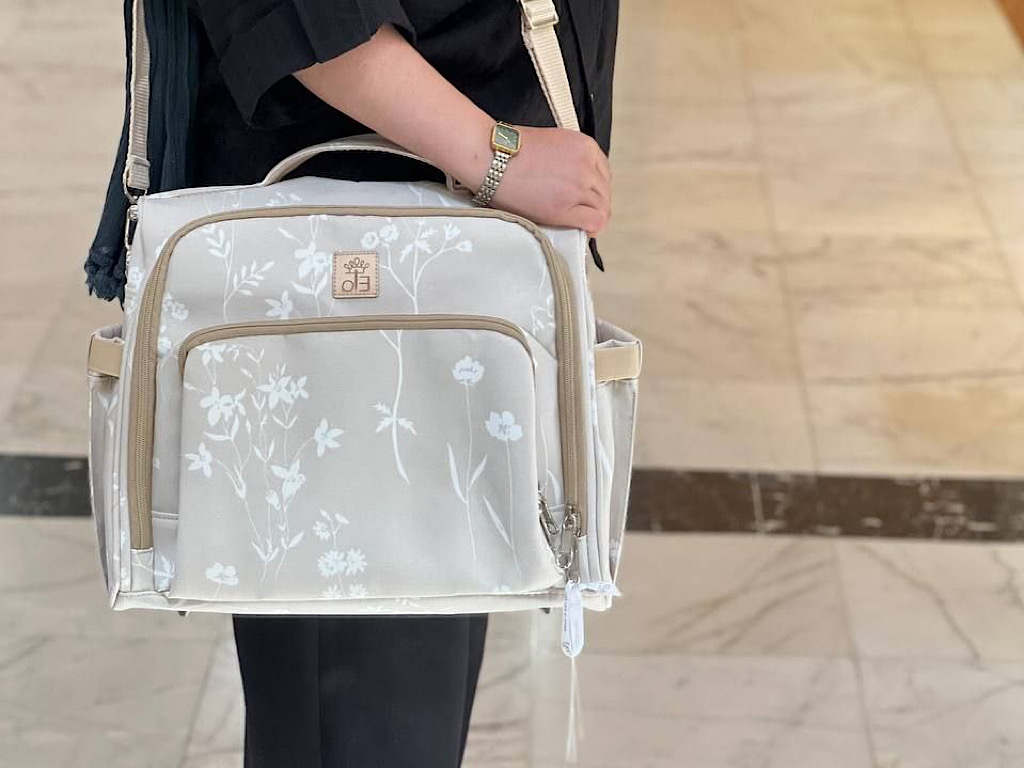 کوله پشتی و ساک لوازم ۳ کاره یونا گلدار نسکافه ای روشن الا ELA