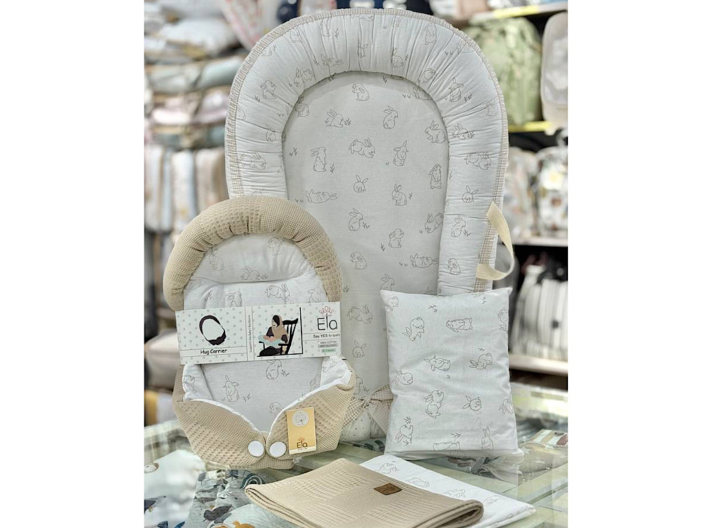 ست تشک لبه دار و آغوشگیر (قنداق سوئیسی) پیکه با بالشت و روانداز و زیرانداز تعویض طرح خرگوش خطی نسکافه ای ELA