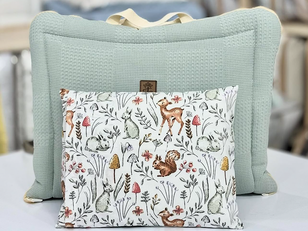 سرویس خواب دم دستی مسافرتی نوزادی مجموعه 3 عددی تشک، لحاف و بالشت با بسته بندی کیفی طرح چمنزار سبز آبی الا ELA