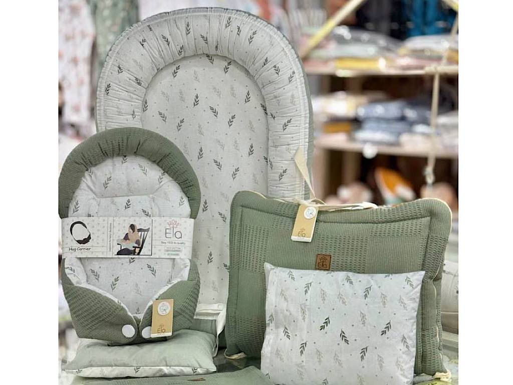 ست تشک لبه دار و آغوشگیر (قنداق سوئیسی) پیکه با بالشت و روانداز و زیرانداز تعویض طرح صلح سبز ELA