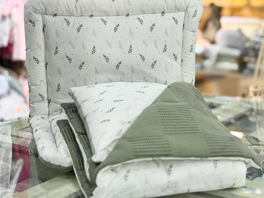 سرویس خواب دم دستی مسافرتی نوزادی(سایز 2)مجموعه 3 عددی تشک، لحاف و بالشت طرح صلح سبز الا ELA