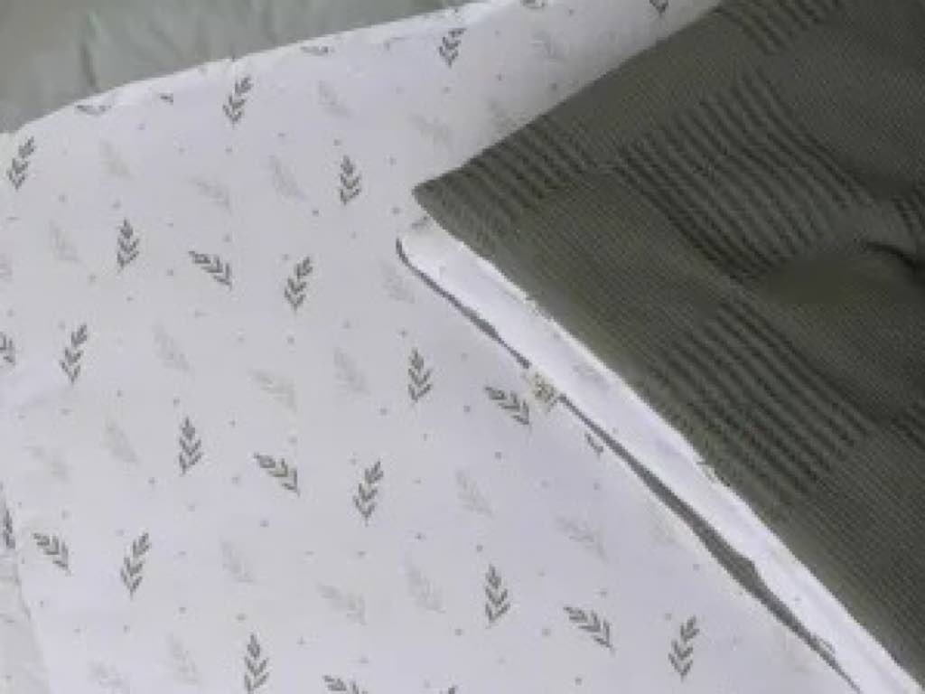 سرویس خواب دم دستی مسافرتی نوزادی(سایز 2)مجموعه 3 عددی تشک، لحاف و بالشت طرح صلح سبز الا ELA