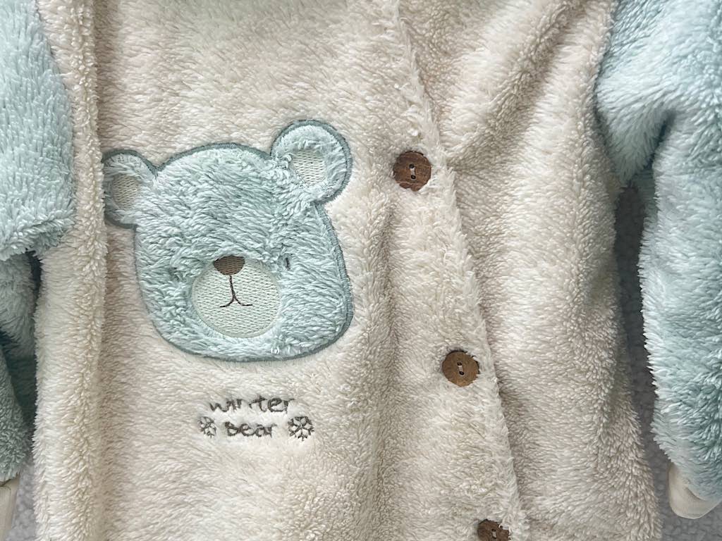 سرهمی کلاهدار و جورابدار نوزادی پولیشی  طرح خرس کرم  و سبز  رنگ ب ب لینا   BEBELINNA