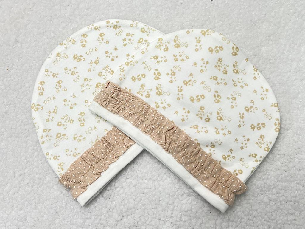 کلاه گرد نوزادی دخترانه رنگ شیری طرح سوئیت پاریز Pariz