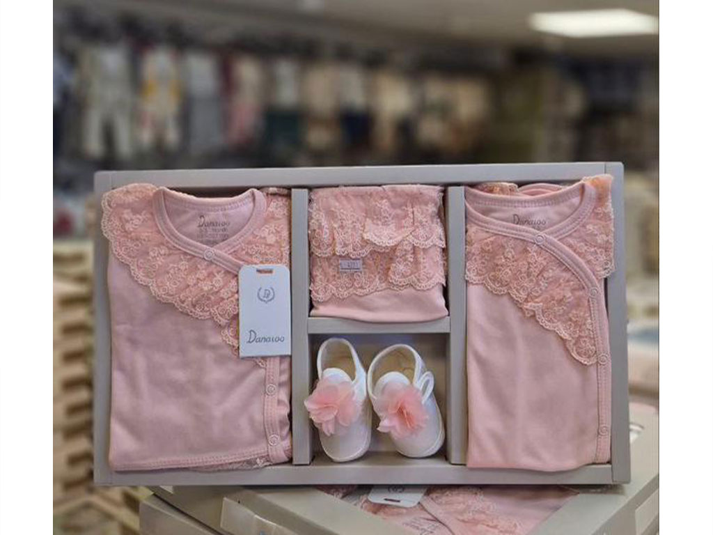 ست بیمارستانی 9 تکه نوزادی دخترانه رنگ گلبهی طرح snow white دانالو Danaloo