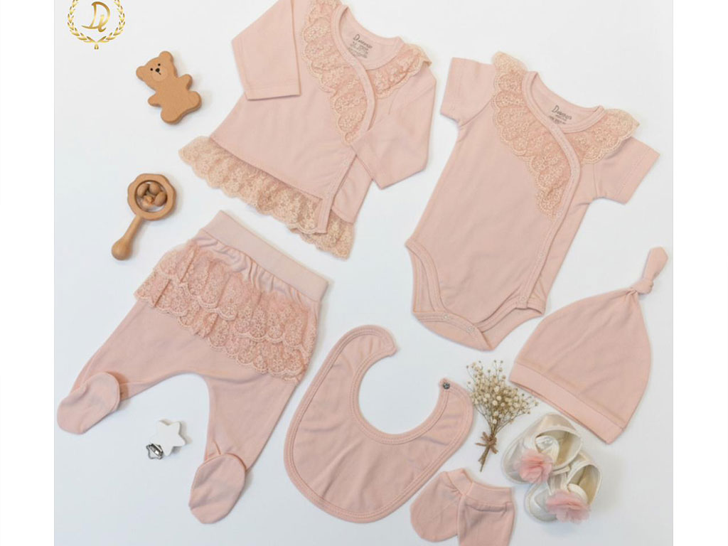 ست بیمارستانی 9 تکه نوزادی دخترانه رنگ گلبهی طرح snow white دانالو Danaloo