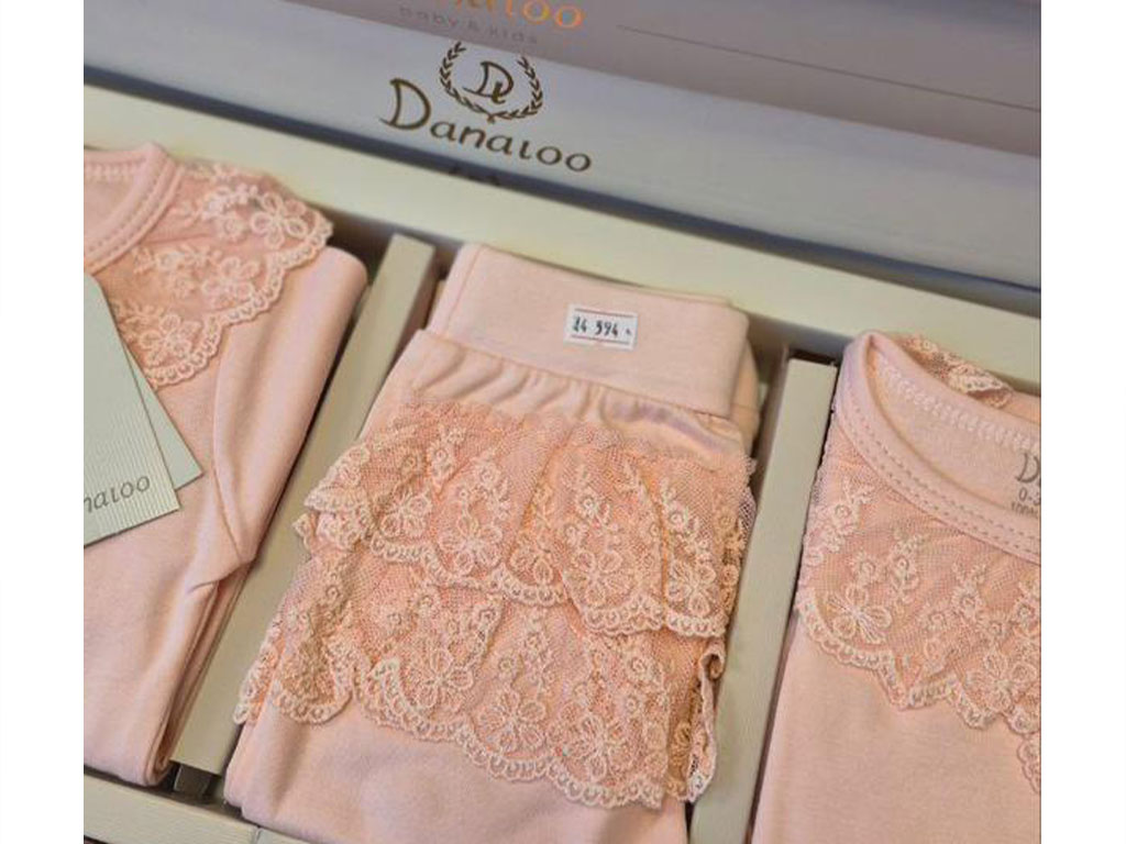 ست بیمارستانی 13 تکه نوزادی طرح snow white گلبهی رنگ  دانالو Danaloo