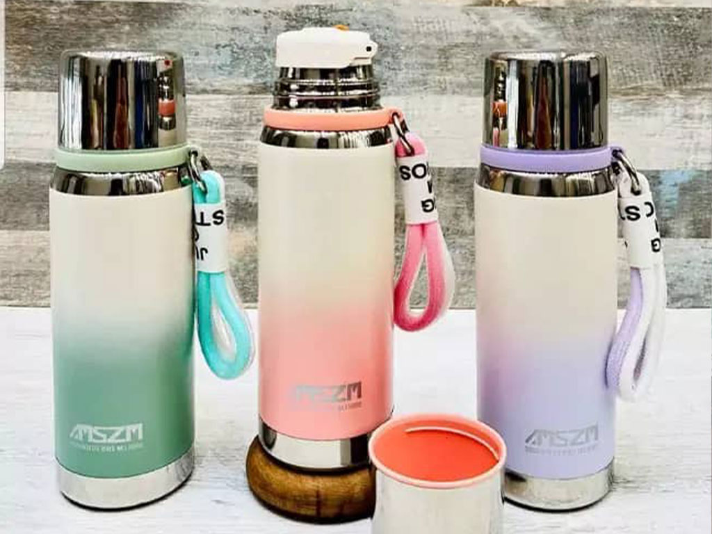 فلاسک استیل حجم 700میلی لیتر دارای توری صافی و بند دستی طرح آمبره