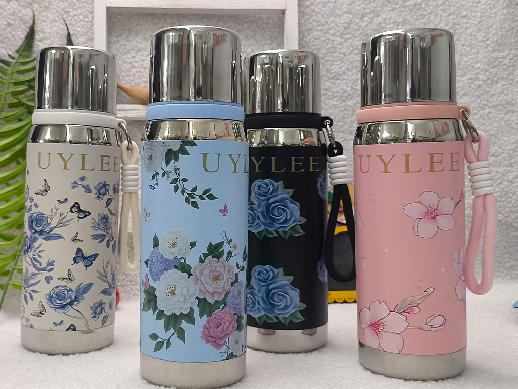 فلاسک استیل گلدار 550 میلی لیتر به همراه بند دستی