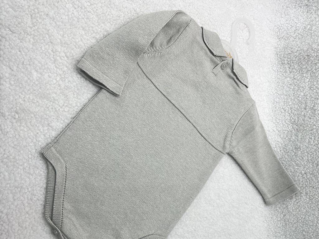 بادی بافت آستین بلند نوزادی دخترانه طوسی رنگ طرح شکوفه