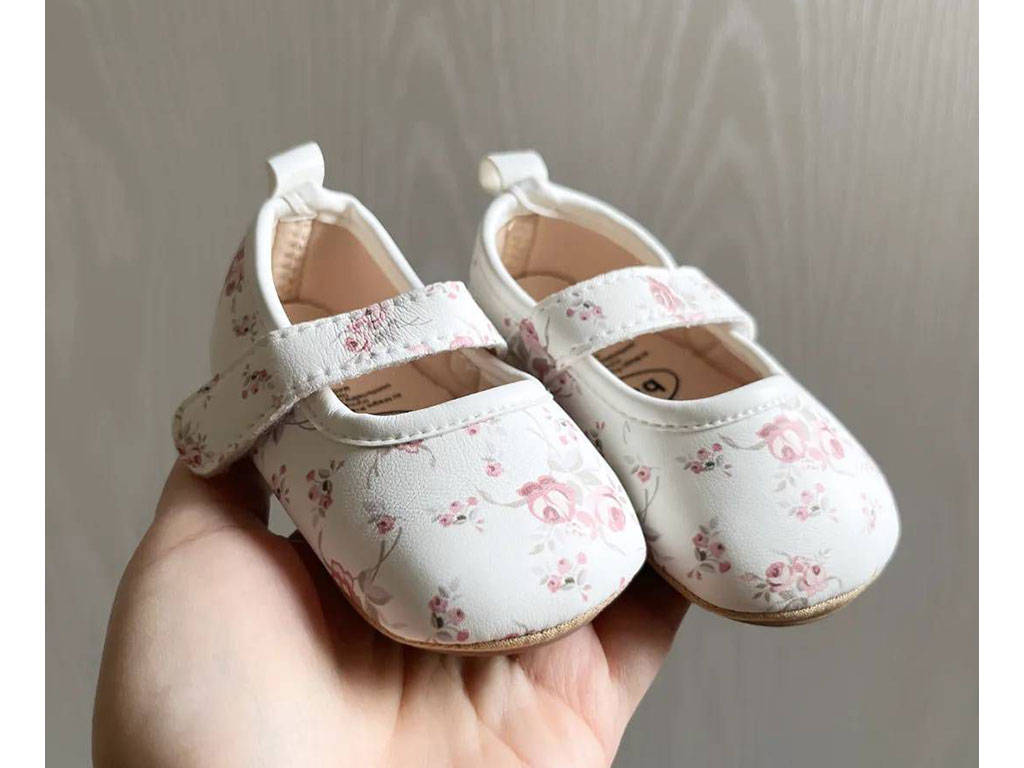 پاپوش استپ دار نوزادی رنگ سفید طرح گل های صورتی