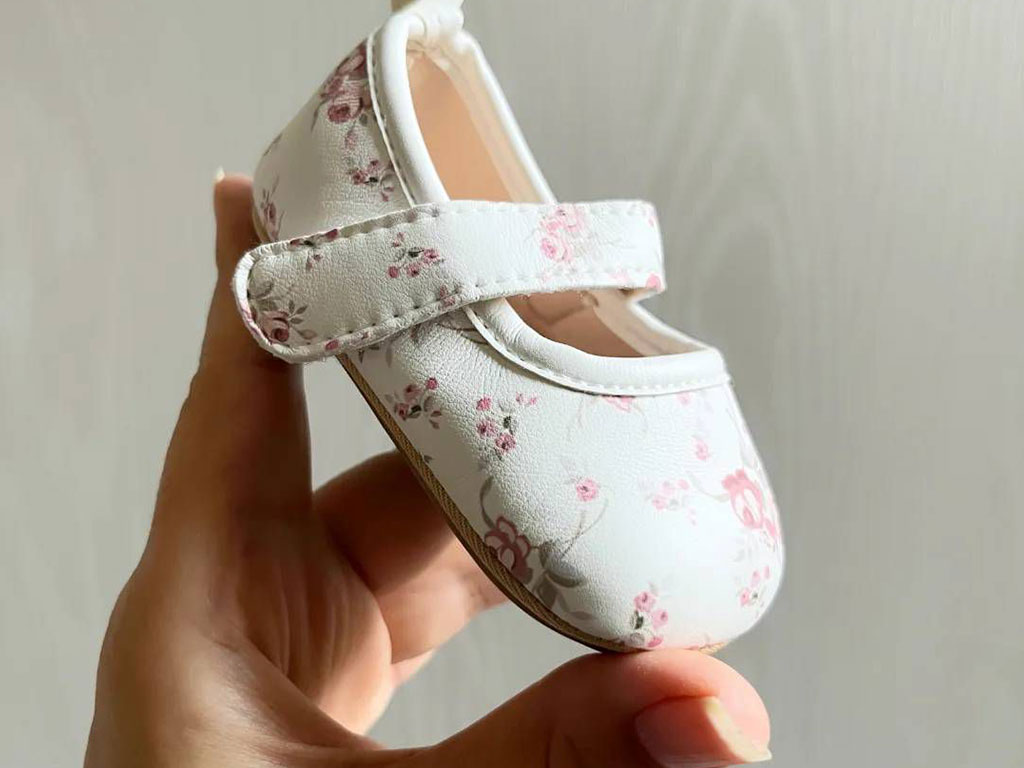 پاپوش استپ دار نوزادی رنگ سفید طرح گل های صورتی