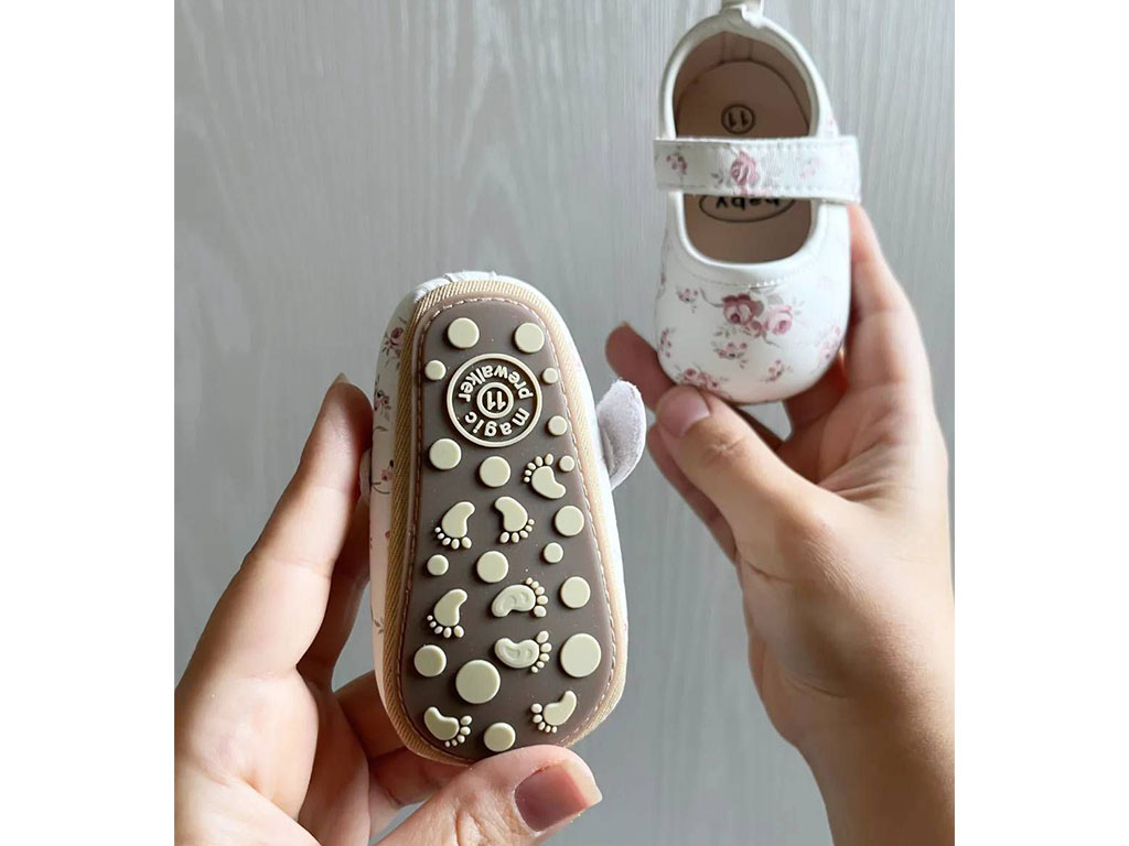 پاپوش استپ دار نوزادی رنگ سفید طرح گل های صورتی