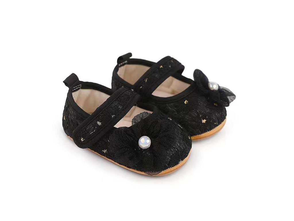 پاپوش استپ دار نوزادی رنگ مشکی خامه دوزی طرح گل