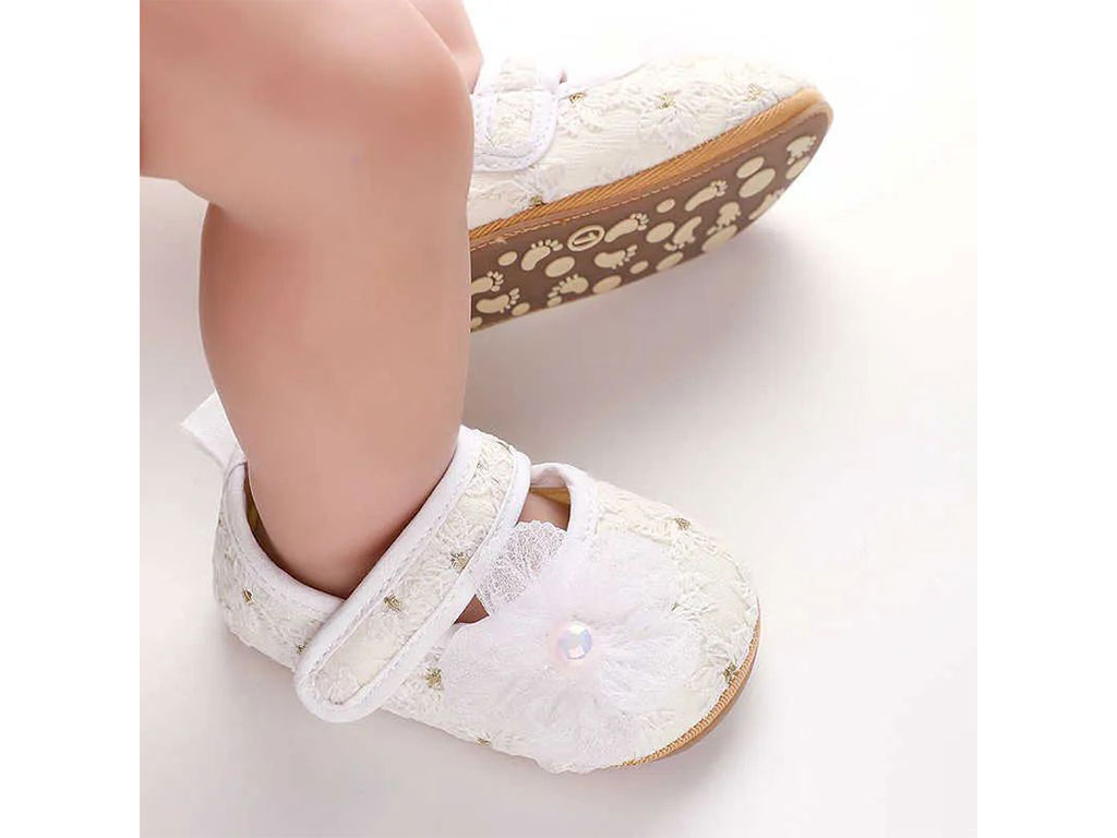 پاپوش استپ دار نوزادی رنگ سفید شیری خامه دوزی طرح گل