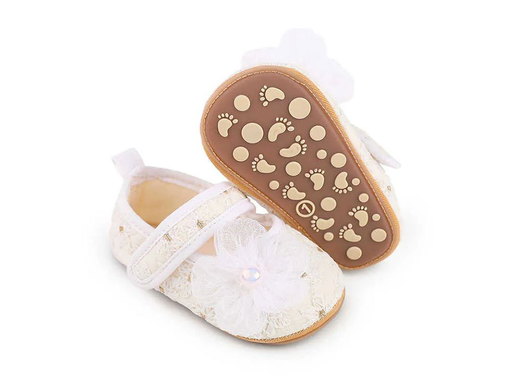 پاپوش استپ دار نوزادی رنگ سفید شیری خامه دوزی طرح گل