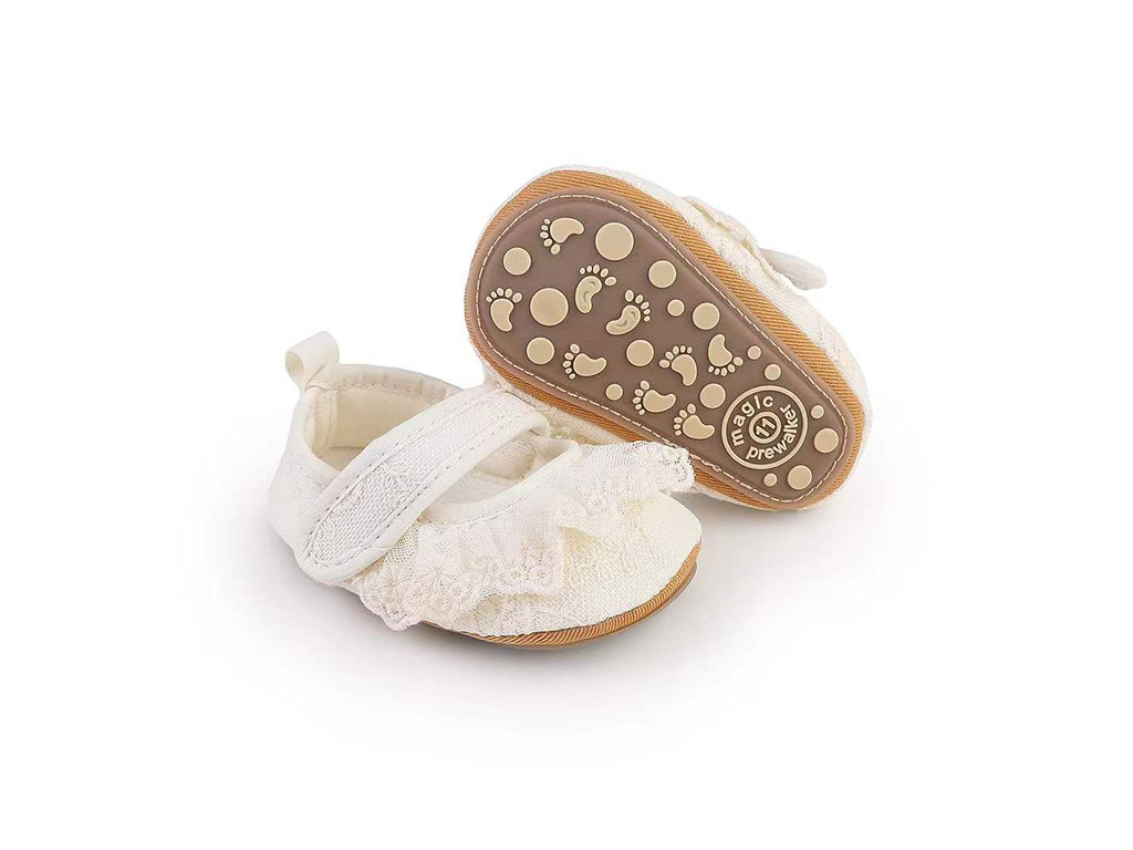 پاپوش شیری رنگ  استپ دار نوزادی دخترانه طرح گیپور توردار